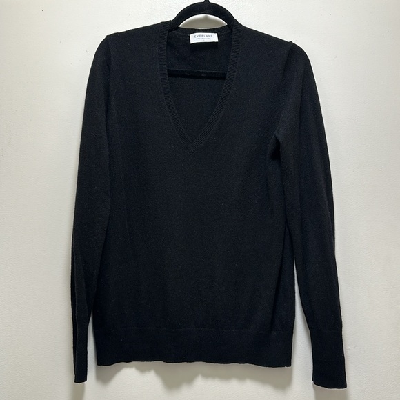 Everlane Women’s The Classic V in Cashmere - Picture 3 of 11